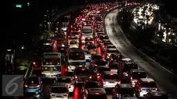 Kendaraan terjebak kemacetan di Jalan Jenderal Sudirman, Kamis (10/11). Hujan yang mengguyur kawasan Jakarta membuat sejumlah ruas jalan di beberapa titik Ibu Kota mengalami kemacetan luar biasa. (Liputan6.com/Faizal Fanani)