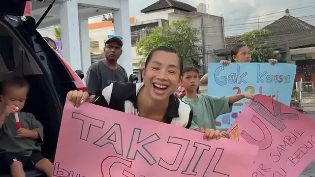 Potret Jennifer Bachdim dan Keluarga Bagi-Bagi Takjil Gratis. (instagram/jenniferbachdim/ibachdim)