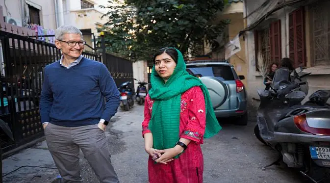 CEO Apple, Tim Cook dan Malala Yousafzai di luar rumah seorang anak perempuan yang sekolah dengan dukungan Malala Fund (Foto: Apple)
