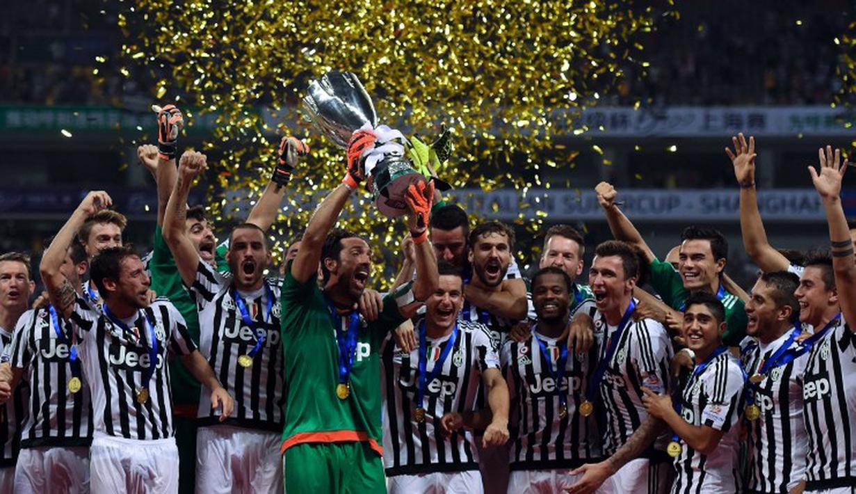 Juventus berhasil menjuarai Piala Super Italia 2015 setelah mengalahkan Lazio dengan skor akhir 2-0 di Stadion Shanghai, Tiongkok. Sabtu (8/8/2015). (AFP Photo/Johanne Eisele)