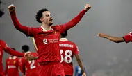 Di babak kedua, pada menit ke-49, Curtis Jones berhasil mencetak gol keunggulan untuk Liverpool atas Leicester City. (Paul ELLIS/AFP)