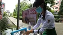 Seorang siswa yang mengenakan masker mencuci tangan di sekolah pada hari pendaftaran sekolah di Yangon, Myanmar (13/7/2020). Myanmar sejak Selasa (7/7) memulai pendaftaran sekolah untuk tahun ajaran 2020-2021, yang tertunda akibat pandemi COVID-19. (Xinhua/U Aung)