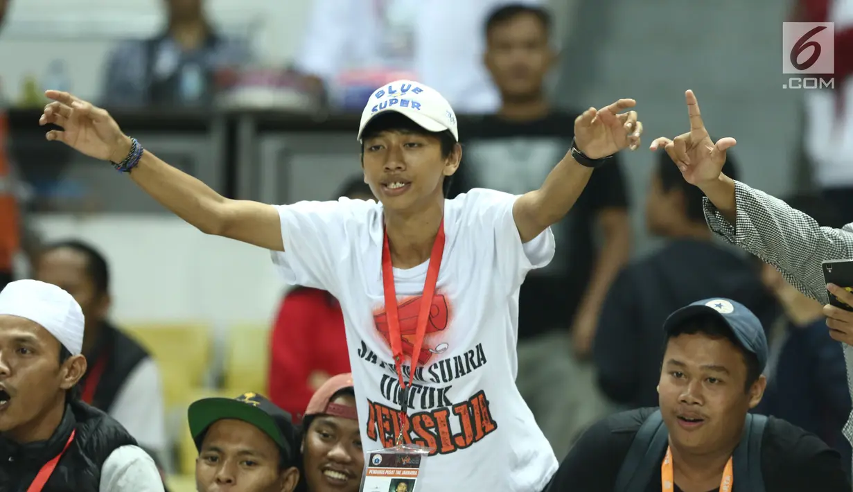 Salah satu panitia pelaksana pertandingan bersorak menyambut kemenangan Persija atas Sriwijaya FC dilanjutan Liga 1 Indonesia di Stadion Wibawa Mukti, Cikarang Kab Bekasi, Jumat (16/6). Persija unggul 1-0. (Liputan6.com/Helmi Fithriansyah)