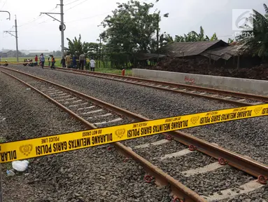 Garis Polisi terpasang di jalur kereta api Bandara Soetta, Tangerang, Banten, Selasa (6/2). Akibat longsor di Underpass Perimeter Selatan mengakibatkan jalur kereta bandra harus di tutup agar tidak terjadi longsor susulan.(Liputan6.com/Angga Yuniar)