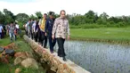Menteri Desa, Pembangunan Daerah Tertinggal dan Transmigrasi, Marwan Jafar meninjau sarana irigasi yang dibangun menggunakan dana desa dan tenaga kerja setempat di Desa Tenrigangkae, Sulawesi Selatan, Sabtu (13/2/2016). (Foto: Wahyu Wening)