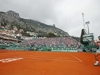 Rafael Nadal melepaskan pukulan keras kontra John Isner (REUTERS/Eric Gaillard)