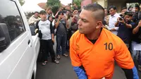 Finalis Indonesian Idol 2008  Dede Richo memperagakan memecahkan kaca mobil dalam waktu 5 detik saat rilis pengungkapan pencurian dengan pemberatan di Mapolsek Serpong, Tangsel (19/09). (merdeka.com / Arie Basuki)