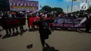 Massa aksi mulai berdatangan ke kawasan Patung Kuda terkait dengan hasil putusan sengketa Pemilihan Presiden (Pilpres) 2024 yang akan dibacakan di Gedung Mahkamah Konstitusi (MK) hari ini. (merdeka.com/Arie Basuki)