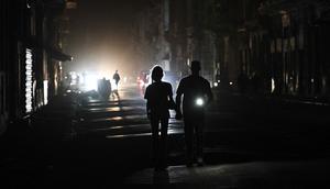 Sebelumnya, pada Senin 16 Maret 2026, Cuba’s Electric Union (UNE) melaporkan bahwa sistem listrik di negara tersebut mengalami keruntuhan total. Tampak dalam foto, orang-orang berjalan di jalanan tanpa aliran listrik selama pemadaman listrik nasional di Havana, Kuba pada Sabtu 21 Maret 2026. (Yamil LAGE/AFP)