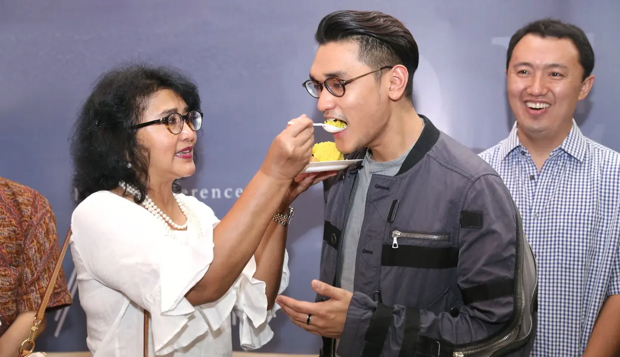 Sepuluh tahun sudah penyanyi solo Afgan Syahreza mewarnai industri musik Tanah Air. Sebagai menandai kariernya yang telah 10 tahun, Afgan meluncurkan album Dekade. (Nurwahyunan/Bintang.com)