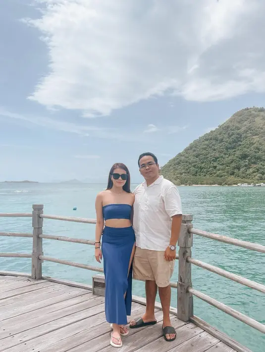 Kencan di alam ala anak Hotman Paris dan Chen Giovani. Fritz tampil sederhana dengan kemeja lengan pendek berwarna putih dan celana khaki, sedangkan Chen Giovani tampil dengan set kemben biru dan rok panjang yang memiliki detail high slit. Foto: Instagram.