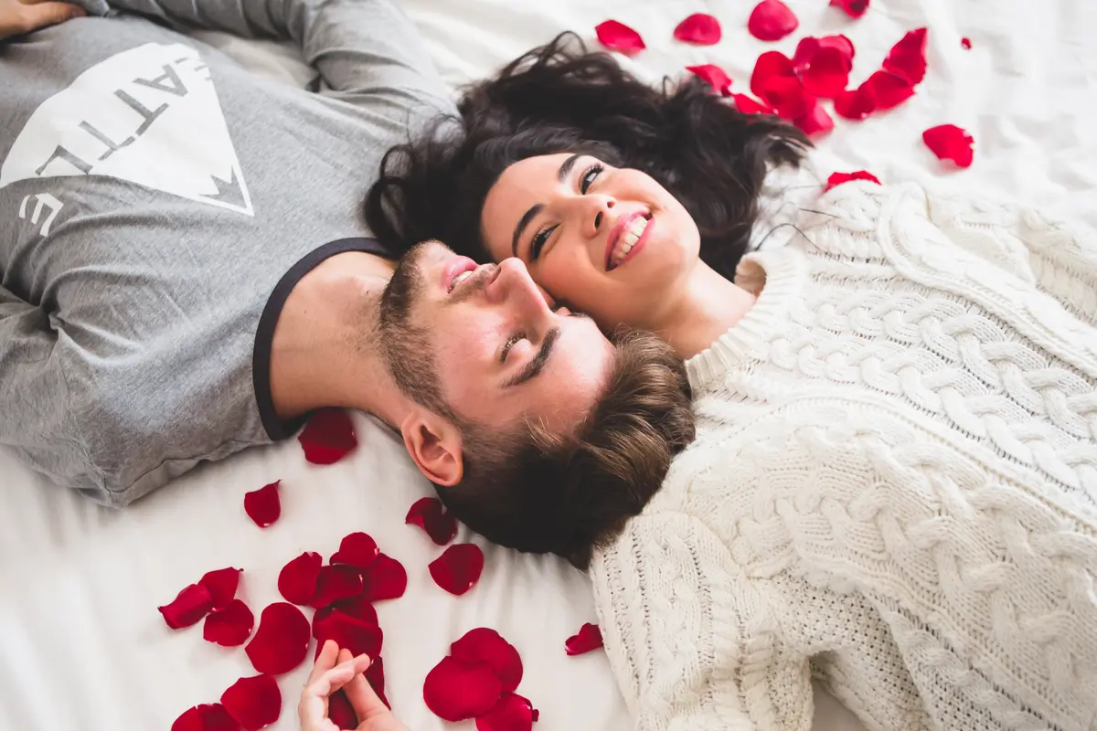 pasangan cinta menikah