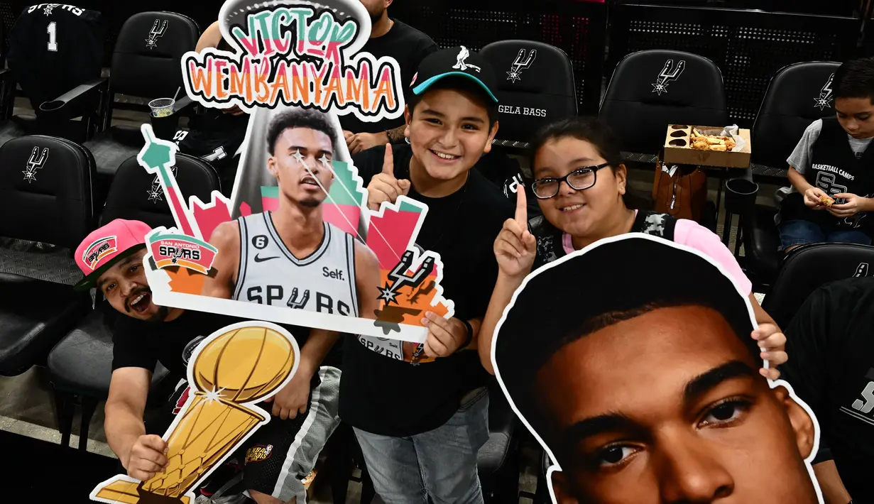 Fans Spurs melakukan selebrasi saat pemain Prancis, Victor Wembanyama menjadi pilihan pertama oleh San Antonio Spurs di NBA Draft 2023 di Barclays Center, New York city, 23 Juni 2023 WIB. (AFP/Timothy A. Clary)