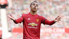 Striker Manchester United, Mason Greenwood, melakukan selebrasi usai mencetak gol ke gawang Burnley pada laga Liga Inggris di Stadion Old Trafford, Minggu (18/4/2021). MU menang 3-1 Burnley. (Photo by GARETH COPLEY/POOL/AFP)