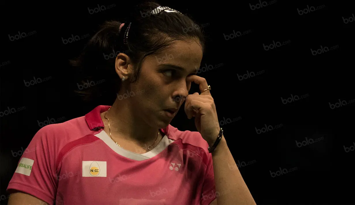 Pebulutangkis tunggal putri India, Saina Nehwal, menggerakan tangan untuk membersihkan mata saat laga perempat final BCA Indonesia Open di Istora Senayan, Jakarta, Jumat (3/6/2016). (Bola.com/Vitalis Yogi Trisna)