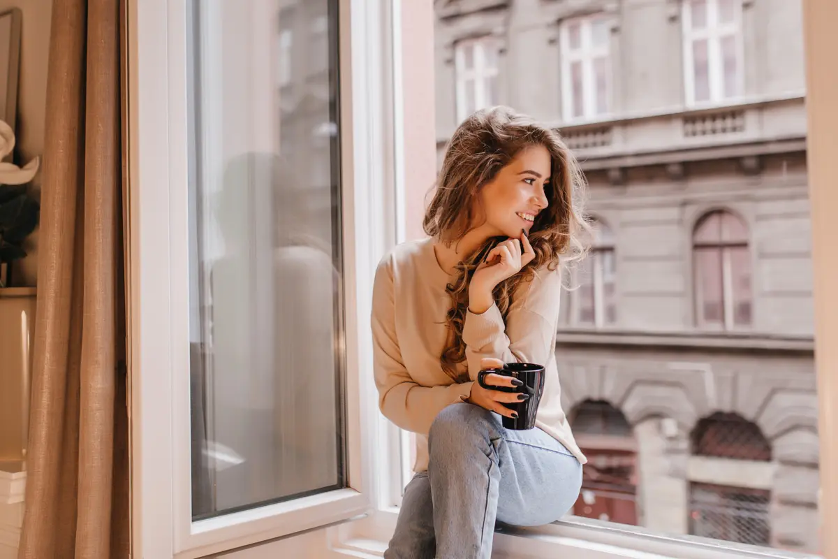 wanita november senyum di balkon
