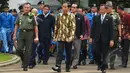 Presiden Joko Widodo menuju pelataran Istana Merdeka untuk melakukan foto bersama dengan para siswa dari SMA Taruna Nusantara, Jakarta, Senin (2/3/2015). (Liputan6.com/Faizal Fanani)