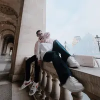 Gaya kasual pasangan Citra Kirana-Rezky Adhitya saat liburan ini bisa ditiru. Keduanya tampak mengenakan oversized hoodie, dipadu dengan celana jeans, dan sneakers favorit. Foto: Instagram.