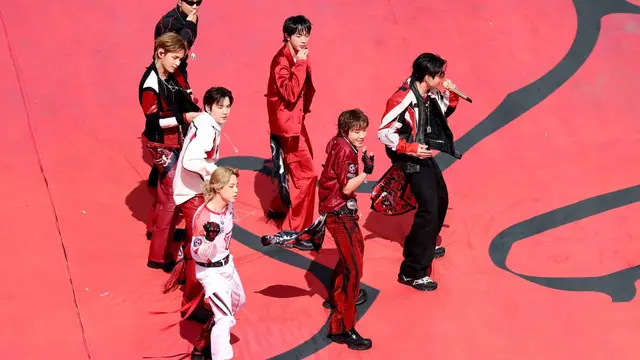 BTS Gebrak Halftime Final Piala Dunia 2026 dengan Tampilan Maskulin, Pakai Racing Jacket hingga Jersey