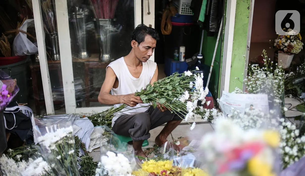 Pedagang merapikan bunga potong di Pasar Bunga Rawa Belong di Jakarta, Sabtu (23/5/2020). Menyambut Hari Raya Idul Fitri 1441 H, permintaan bunga potong untuk menghias rumah turun karena kurangnya minat masyarakat untuk keluar rumah disebabkan pandemi COVID-19. (Liputan6.com/Faizal Fanani)