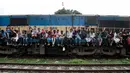 Sejumlah penumpang saat berada di kereta api di Dhaka, Bangladesh, (22/6). Ribuan yang bekerja di Dhaka pulang ke kampung halamannya untuk merayakan lebaran bersama keluarganya. (AP Photo/A.M.Ahad)