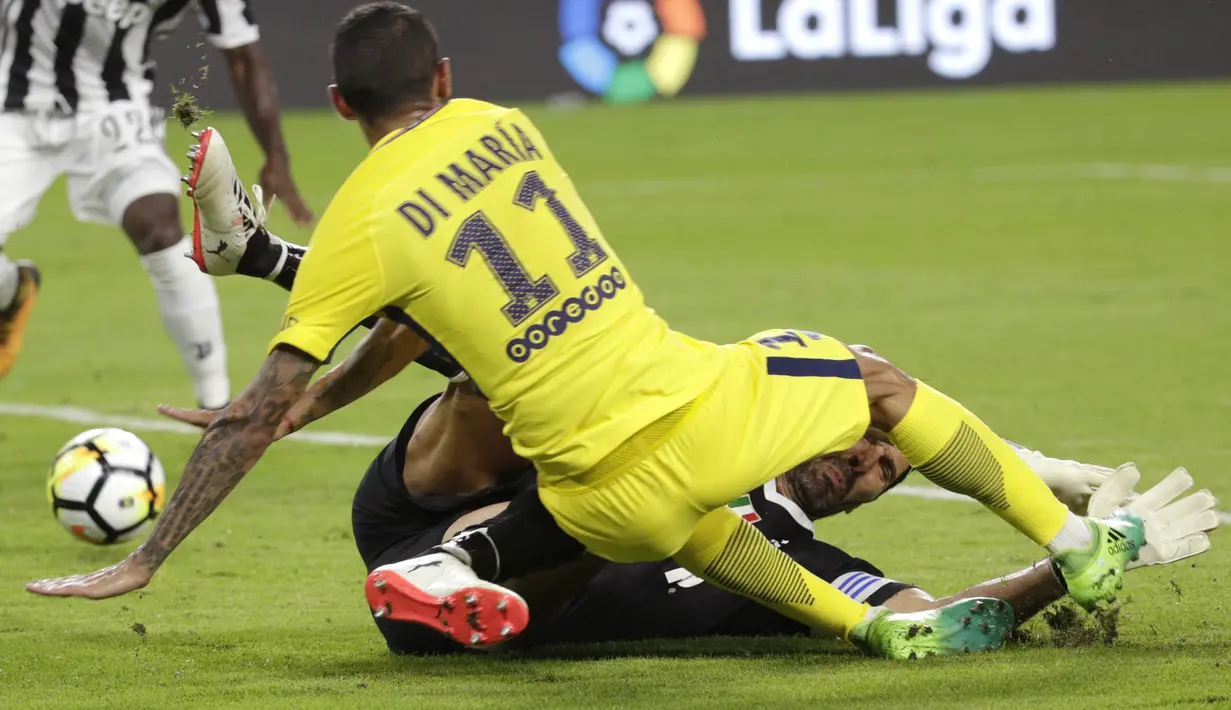 Gelandang Paris St Germain, Angel Di Maria, berebut bola dengan kiper Juventus, Gianluigi Buffon, pada laga ICC di Stadion Hard Rock, Florida, Rabu (26/7/2017). Juventus menang 3-2 atas PSG. (AP/Lynne Sladky)