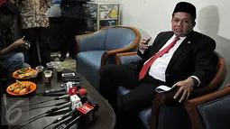 Fahri Hamzah memberikan keterangan pers di Kompleks Parlemen DPR RI, Jakarta, Senin (11/1/2016). Menurut Fahri, Muzammil Yusuf dan Mardani Ali Sera adalah orang yang   mendesak agar dirinya mundur dari Wakil Ketua DPR. (Liputan6.com/Johan Tallo)