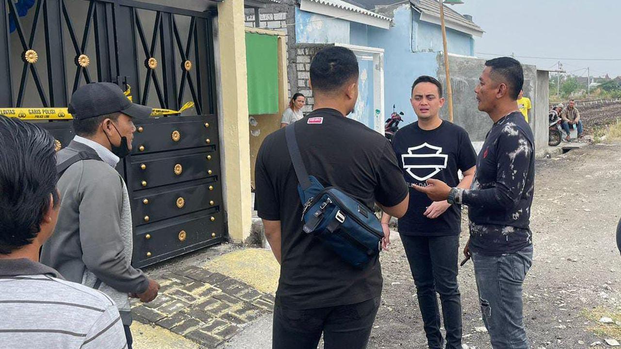 Suasana di depan rumah korban pembunuhan di Gresik. (Dian Kurniawan/Liputan6.com)