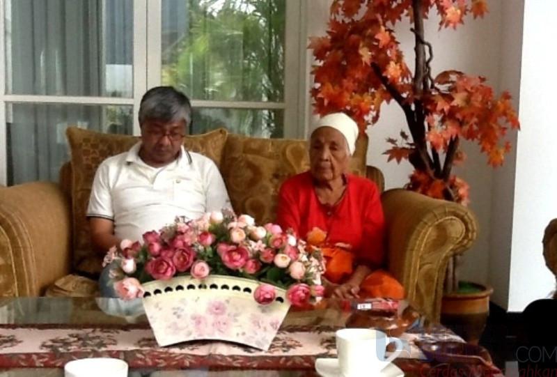 ur Alam, bersama Ibunya semasa hidup, Hj Sitti Fatimah. Foto: (Akbar Fua/Liputan6.com)