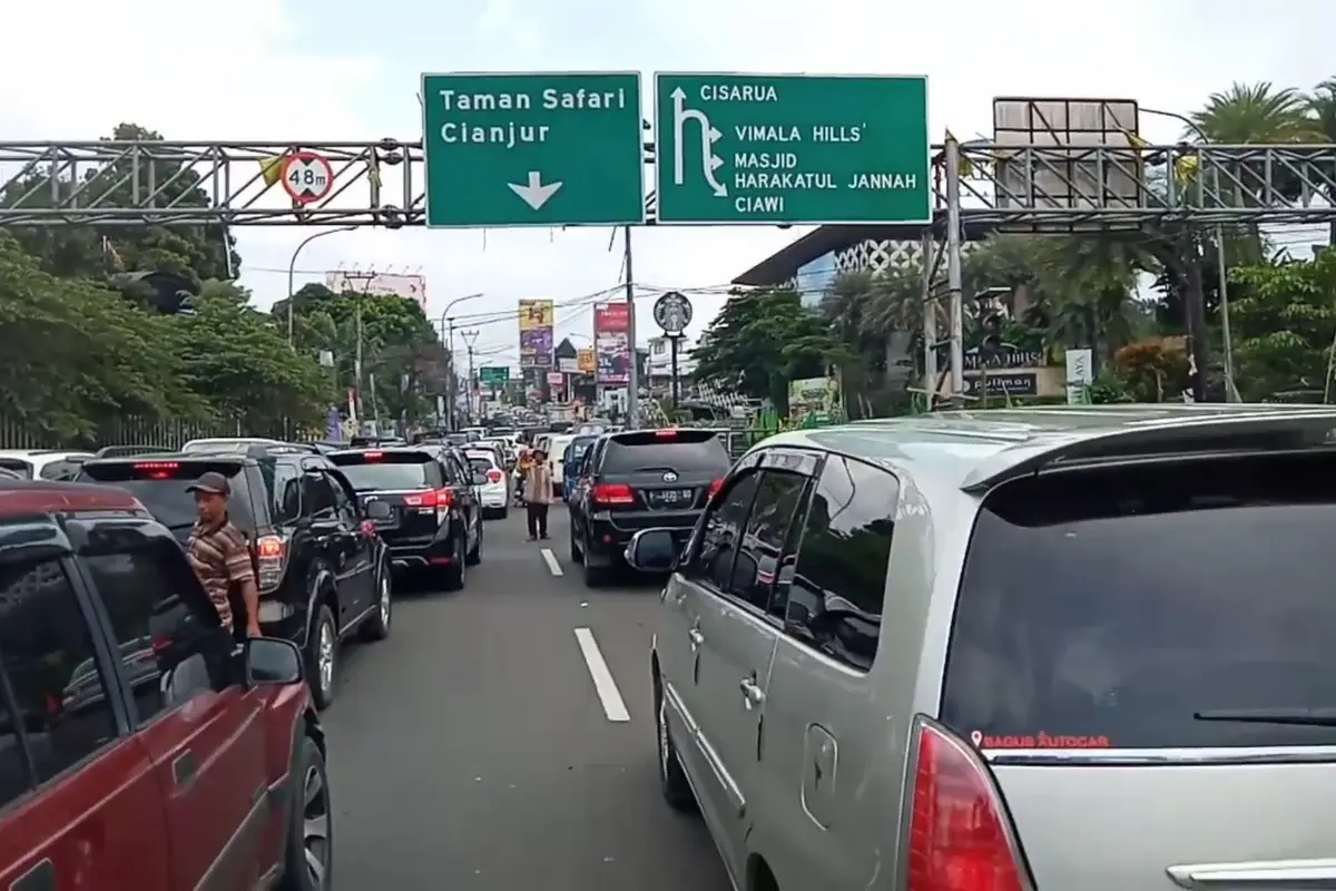 Volume kendaraan menuju kawasan Puncak Bogor jelang libur Natal 2022 dan Tahun Baru 2023 terpantau padat