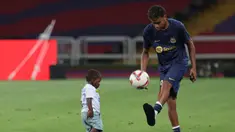 Pemain Barcelona, Lamine Yamal (kanan) bermain bersama adiknya setelah laga lanjutan Liga Spanyol 2024/2025 melawan Athletic Club Bilbao di Estadi Olimpic Lluis Companys, Barcelona, Sabtu (25/08/2024) waktu setempat. (AFP/Lluis Gene)