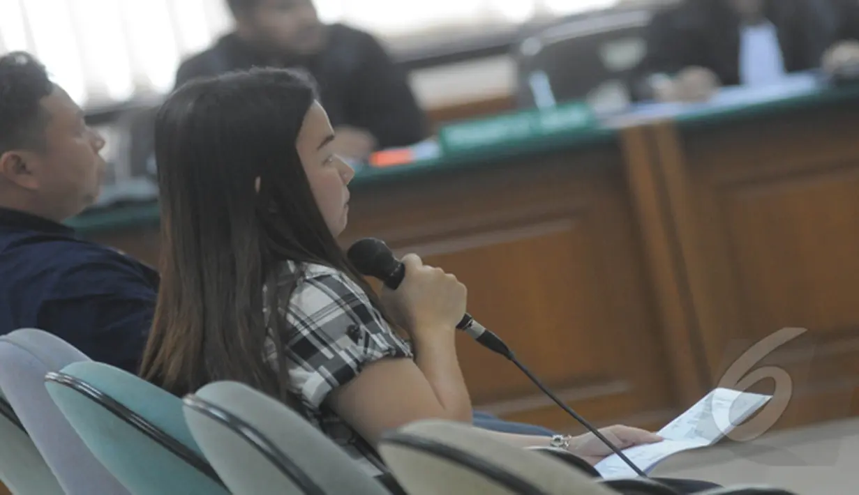 Seorang Wanita meberikan kesaksian saat sidang  lanjutan Terdakwa kasus korupsi pengadaan simulator SIM di Korlantas Polri, Brigjen Pol Didik Purnomo di Pengadilan Tipikor Jakarta, Kamis (5/2/2015). (Liputan6.com/Herman Zakharia)