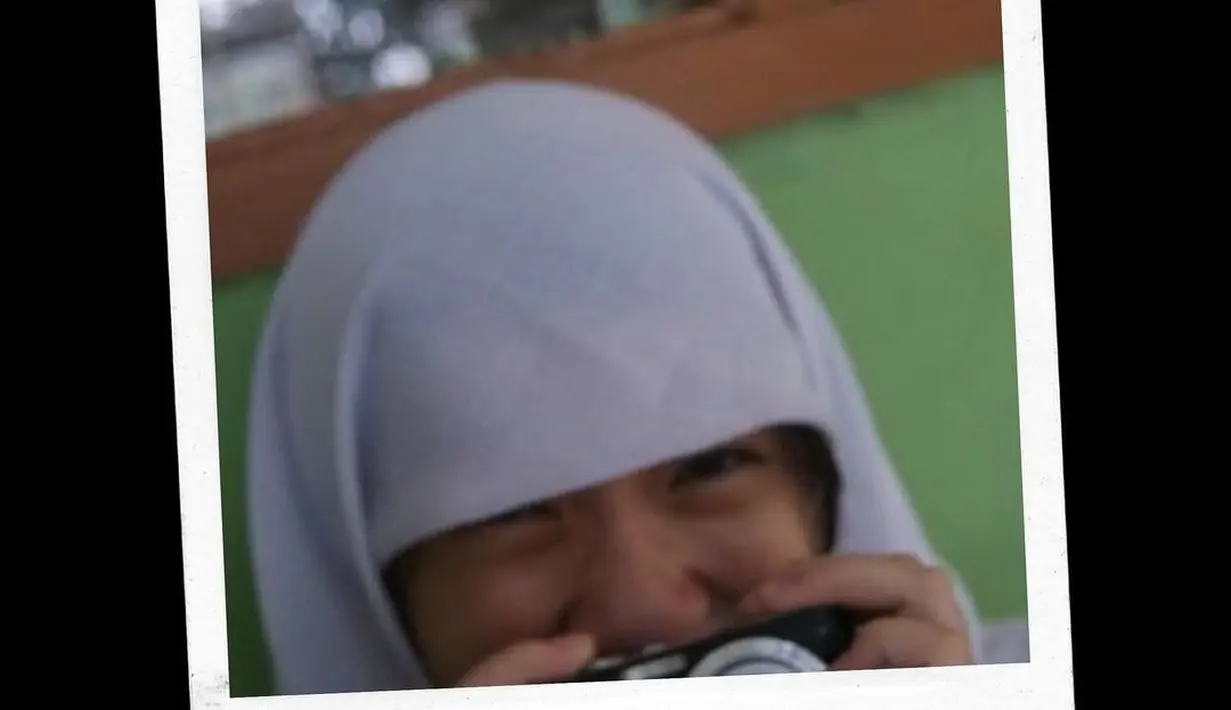 Dulunya, Ipeh dikenal sebagai sahabat Entong yang kerap membantu dalam berbagai masalah. Parasnya yang imut sekaligus cantik tersebut menjadi favorit. Terlebih saat mengenakan hijab di kala SMA ini. (Liputan6.com/IG/@rncynth).