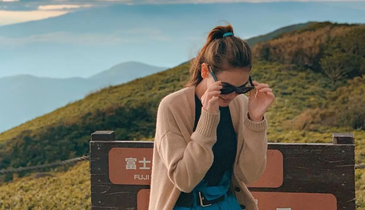 Dengan memakai kaca mata hitam, Luna Maya terlihat trendi saat berada di pegunungan Hakone, Jepang. Perempuan kelahiran Denpasar, 26 Agustus 1983 ini menikmati keindahan dari alam bebas di Jepang. Keindahan alam Hakone sukses membuatnya takjub. (Liputan6.com/IG/@lunamaya)