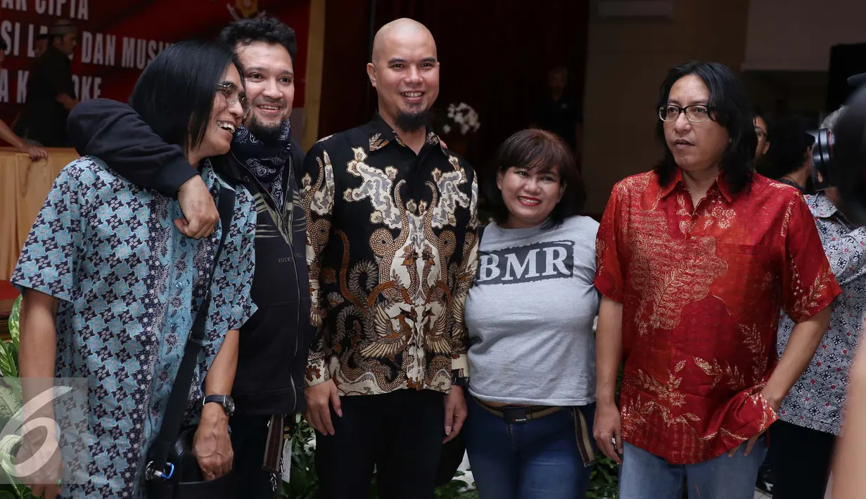 Ahmad Dhani bersama sejumlah musisi berfoto bersama saat menghadiri sosialisasi UU No 28 Tahun 2014 tentang Hak Cipta terhadap pengusaha karaoke di Polda Metro Jaya, Jakarta, Kamis (6/10). (Liputan6.com/Gempur M)