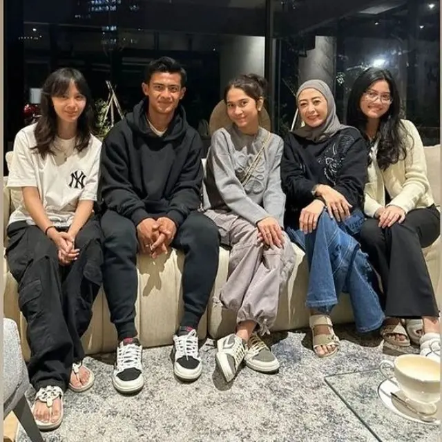 8 Momen Kepulangan Pratama Arhan dan Azizah Salsha Usai Menikah, Disambut Keluarga Besar