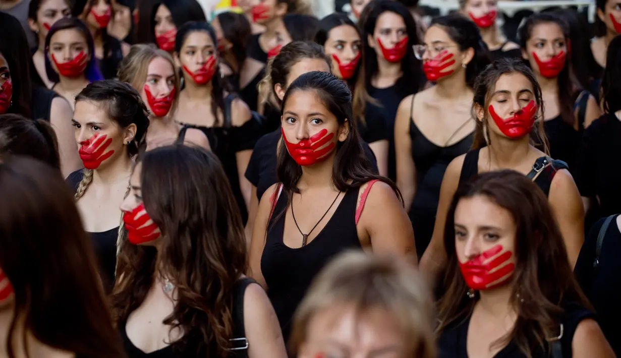 Sejumlah wanita melukis wajah mereka saat mengikuti peringatan Hari Perempuan Internasional di Santiago, Chili, Jumat (8/3). Hari Perempuan Internasional diperingati oleh jutaan orang di seluruh dunia. (AP Photo/Esteban Felix)