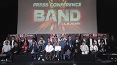 Direktur Emtek Media, Harsiwi Achmad (tengah depan) bersama para juri Band Academy saat memberi keterangan di SCTV Tower, Jakarta, Kamis (2/4/2026). Indosiar kembali membuat sebuah gebrakan besar. Stasiun televisi ini secara resmi mengumumkan program terbaru mereka, Band Academy. (Kapanlagi.com/Budy Santoso)