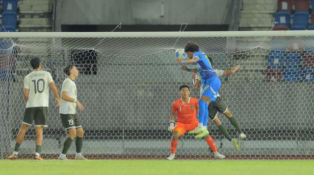Terus tampil menekan, Timnas Indonesia U-22 justru kebobolan pada masa injury time babak pertama. Lemparan jarak jauh yang dilakukan pemain Fliipina berbuah gol sundulan Otu Banatao. Tampak dalam foto, pemain Timnas Filipina U-22, Otu Abang Banatao melakukan sundulan ke arah gawang Indonesia pada laga perdana Grup C SEA Games 2025 di Stadion 700th Anniversary, Chiang Mai, Thailand, Senin (8/12/2025). (Bola.com/Bagaskara Lazuardi)