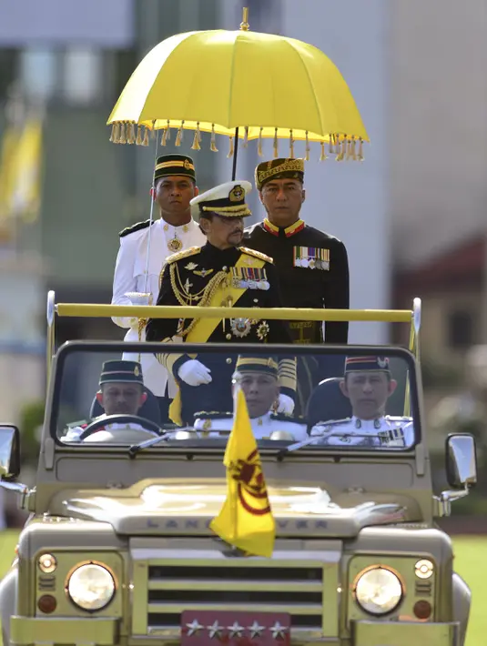 Sultan Brunei, Hassanal Bolkiah saat memeriksa kesiapan perayaan ulang tahunnya yang ke-69 di Istana Nurul Iman, Sabtu (15/8/2015). Perayaan itu sempat ditunda dari 15 Juli menjadi 15 Agustus karena bulan Ramadan. (REUTERS/Ahim Rani)