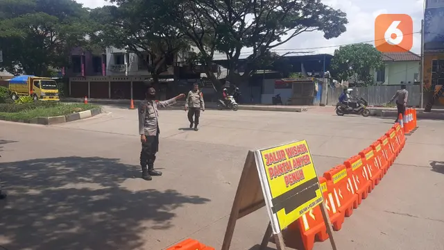Jalur Menuju Anyer Ditutup. (Sabtu, 13/04/2024). (Yandhi Deslatama/Liputan6.com).