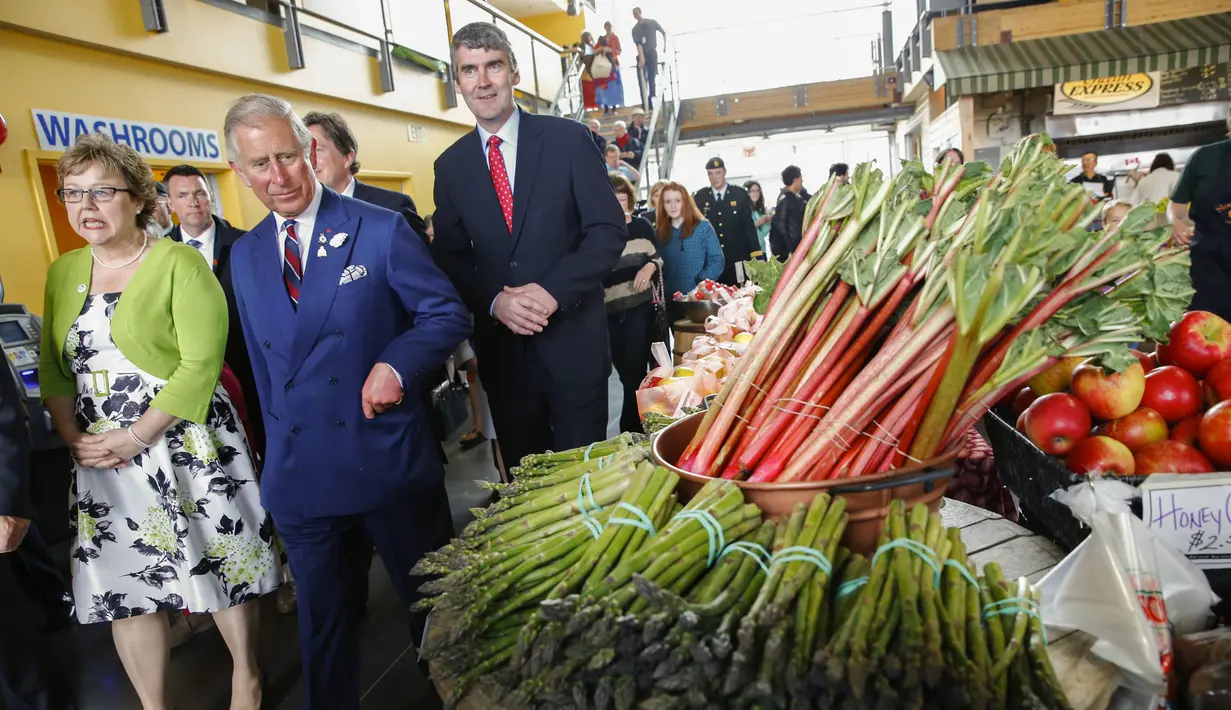 Dalam kunjungannya selama empat hari di Kanada, Pangeran Charles berkeliling ke sebuah pasar di Halifax, Nova Scotia, Kanada, Senin (19/5/14). (REUTERS/Mark Blinch)
