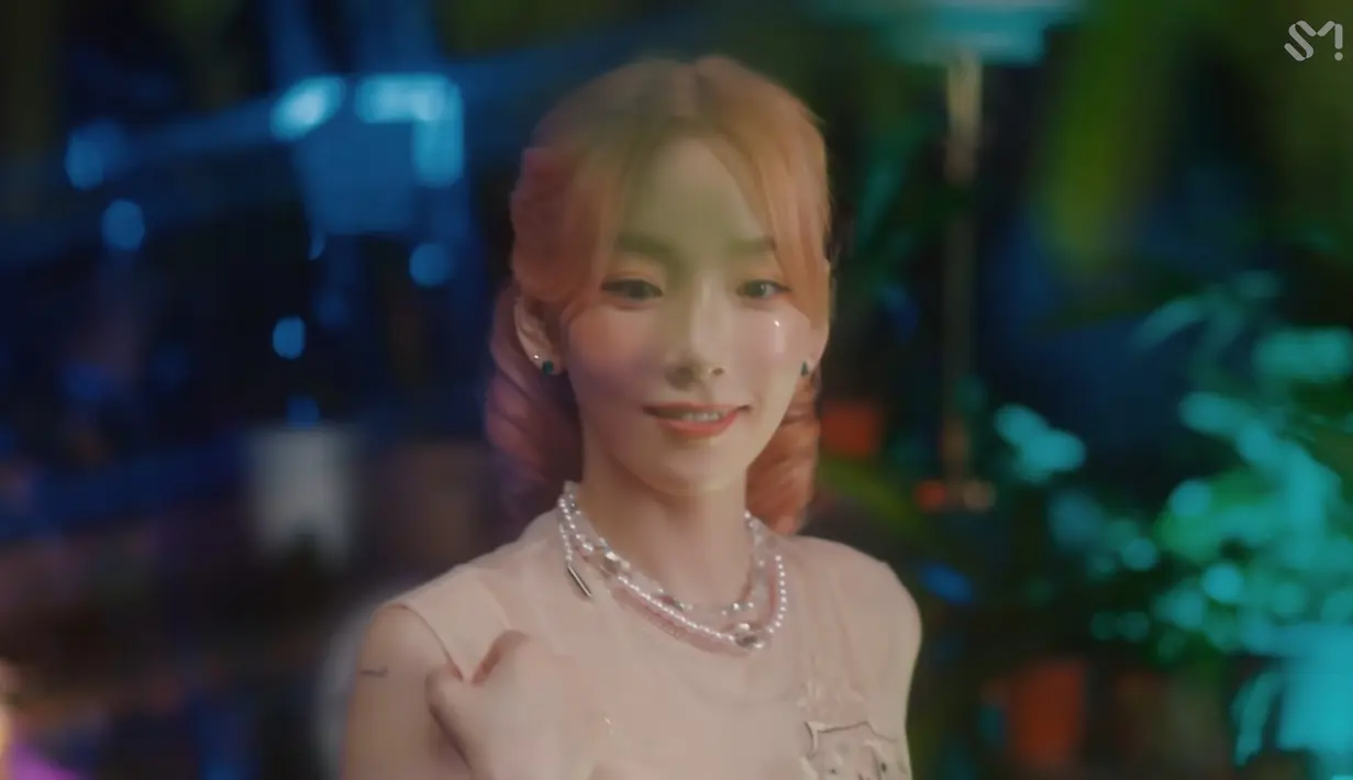 Dirilis di tengah musim panas, Taeyeon sengaja membuat lagu yang penuh keceriaan. Liriknya sendiri membahas tentang rasa bahagia ketika hari memasuki penghujung pekan, yang identik dengan libur. (YouTube SMTOWN)
