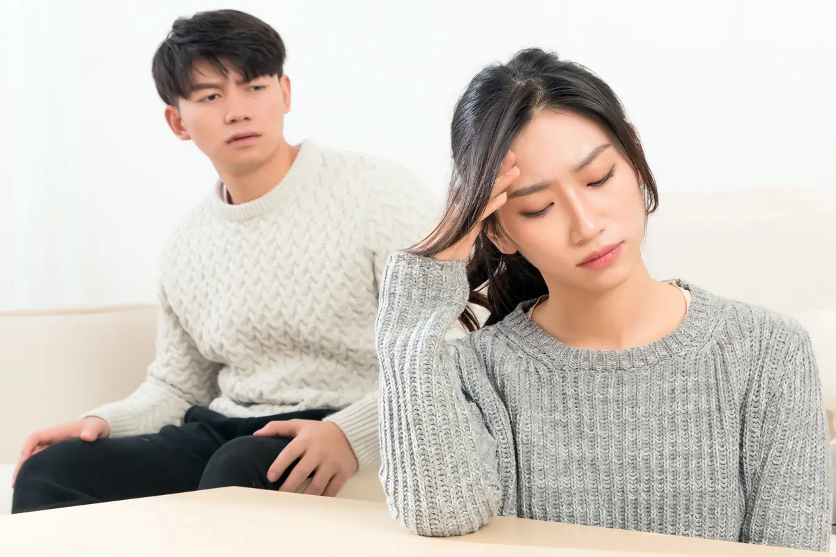 perempuan dan pasangan 11 juni bertengkar