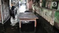 Kondisi banjir yang merendam Gang Cue, Jalan Ir Juanda, Bekasi Timur, Jawa Barat, Selasa (7/3/2023). Banjir menyebabkan banyak bangunan rusak. (merdeka.com/Iqbal S. Nugroho)