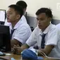 Pelajar mengikuti Ujian Nasional Berbasis Komputer (UNBK) di SMK Negeri 1, Jakarta, Senin (2/4). Data Dinas Pendidikan DKI, secara keseluruhan jumlah yang menggelar UNBK terdiri dari 5.784 sekolah dan diikuti 443.768 peserta. (Liputan6.com/Arya Manggala)