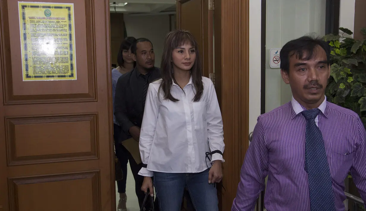 Menurutnya, ia telah melakukan banyak hal untuk keutuhan rumah tangganya sejak menikah pada 9 Mei 2015. Alhasil ia pun mengakui pada akhirnya tidak bisa berbuat apapun sehingga ia menggugat cerai dan berada di pengadilan. (Nurwahyunan/Bintang.com)