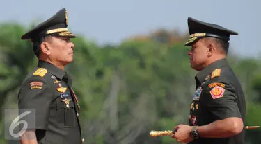 Jenderal TNI Moeldoko (kiri) menyerahkan tugas dan tanggung jawab sebagai Panglima TNI kepada Jenderal TNI Gatot Nurmantyo di Mabes TNI Jakarta, Selasa (14/7/2015). Upacara serah terima jabatan ini dihadiri 1.664 pasukan. (Liputan6.com/Helmi Fithriansyah)