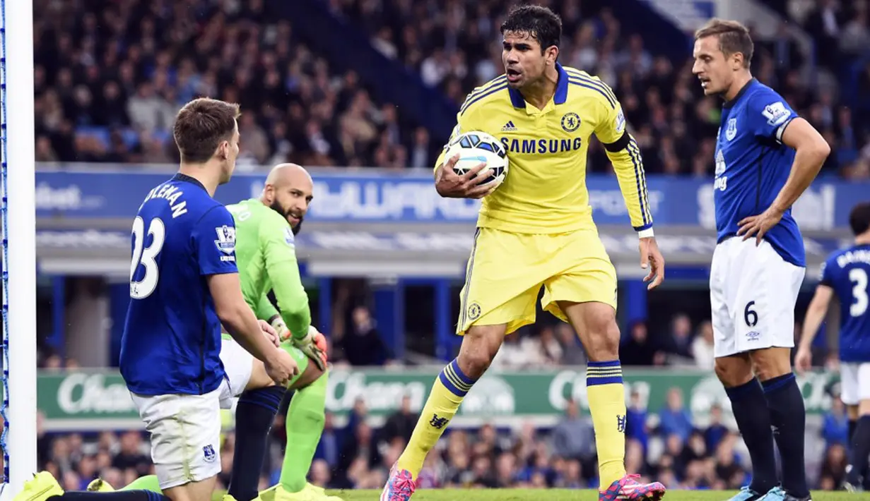 Gambar ini menunjukan Diego Costa Mengolok – olok Coleman yang melakukan gol bunuh diri, Roberto Martinez pun geram dengan tingkah Costa tersebut.( koorasudan.net)