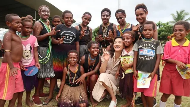 6 Potret Raline Shah Jadi Guru di Papua, Akrab dan Seru